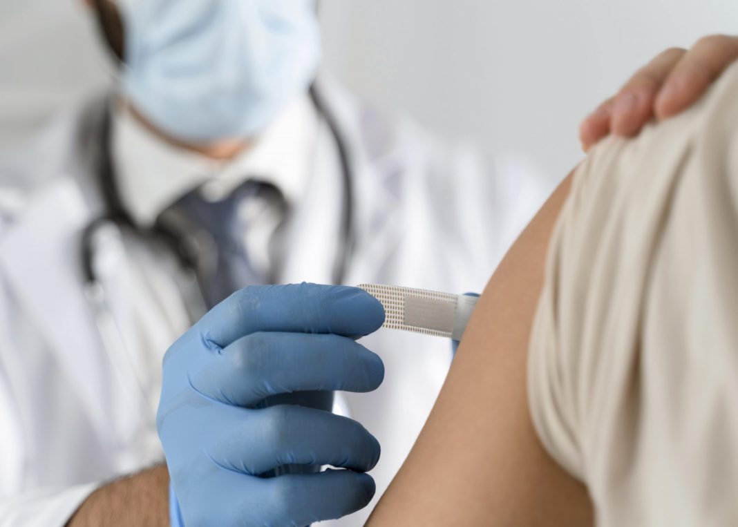 Ηλ. Μόσιαλος : Ανεπαρκή τα δεδομένα για 4η δόση εμβολίου στις ηλικίες 30-59 ετών
