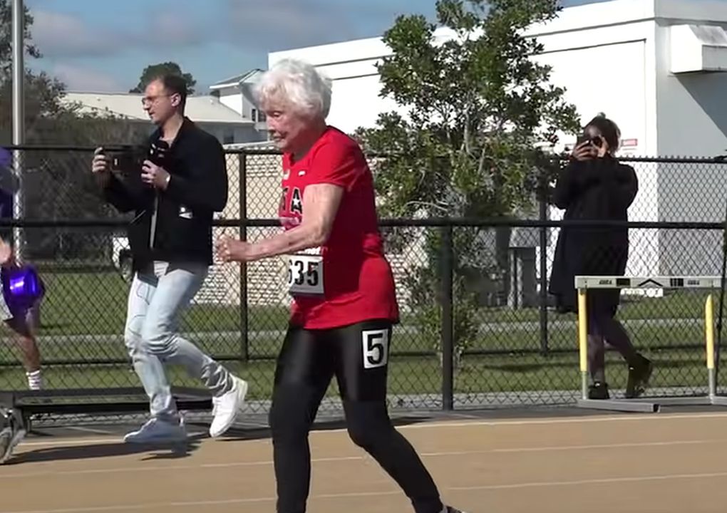 Respect στη Julia Hawkins: Στα 105 της έκανε ρεκόρ στο τρέξιμο