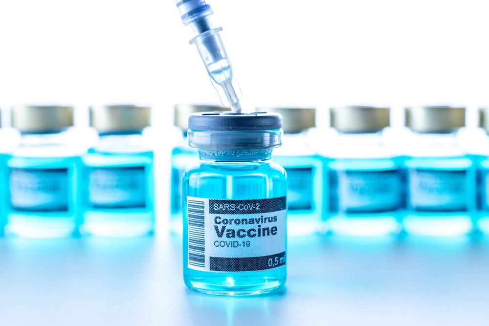 Pfizer: Ξεκινά τις δοκιμές του εμβολίου κατά της Όμικρον