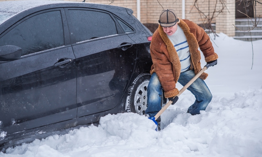 Τι πρέπει να κάνεις αν αποκλειστείς με το αυτοκίνητο στα χιόνια