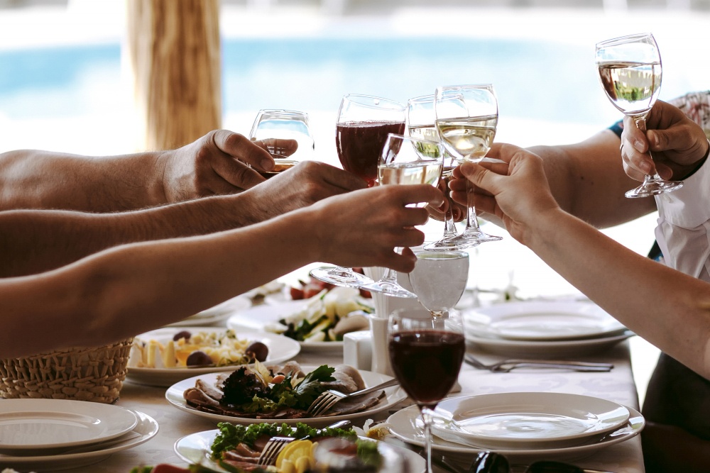 Πόσο κρασί είναι καλό να πίνεις μαζί με το φαγητό σου;