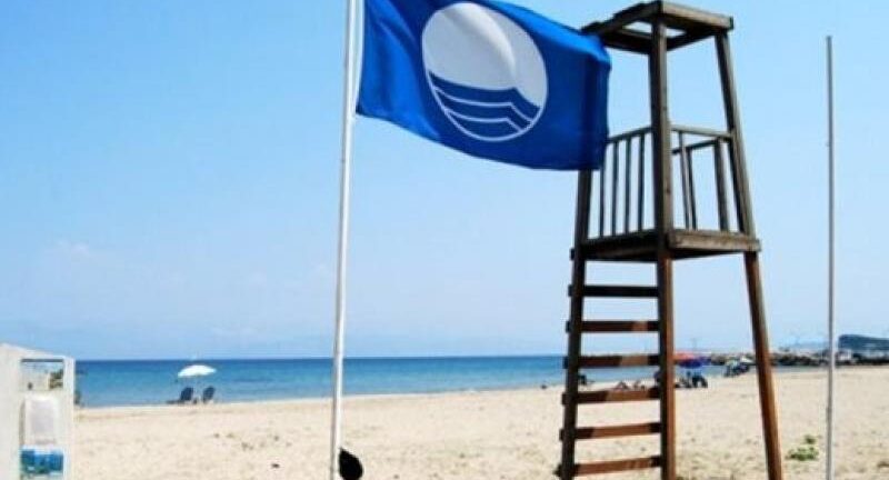 Γαλάζιες σημαίες: Ποιες είναι οι πιο καθαρές παραλίες που θα κολυμπήσουμε φέτος