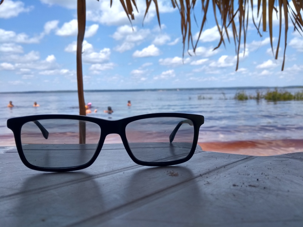 Τα μάτια κινδυνεύουν από έγκαυμα χωρίς τα γυαλιά ηλίου - Συμβουλές για τους φακούς επαφής στη θάλασσα