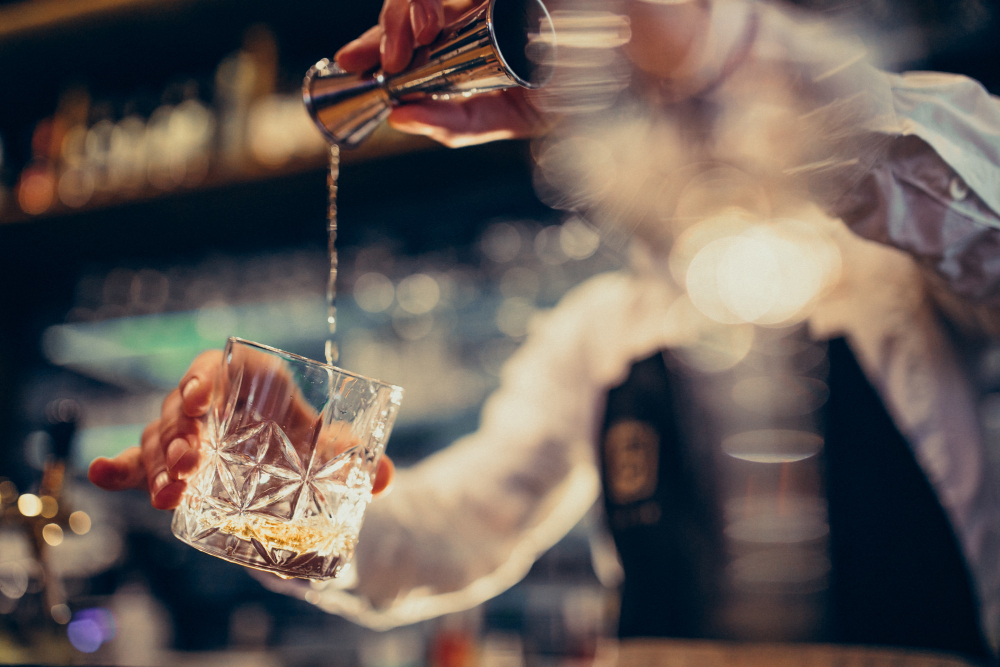 Παχαίνει το αλκοόλ; Το απλό κόλπο με το “7” για να βρεις τις θερμίδες του αγαπημένου σου ποτού