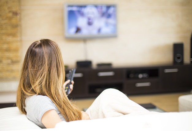 5 ασκήσεις που θα σε βοηθήσουν να κάψεις θερμίδες ακόμα και βλέποντας τηλεόραση