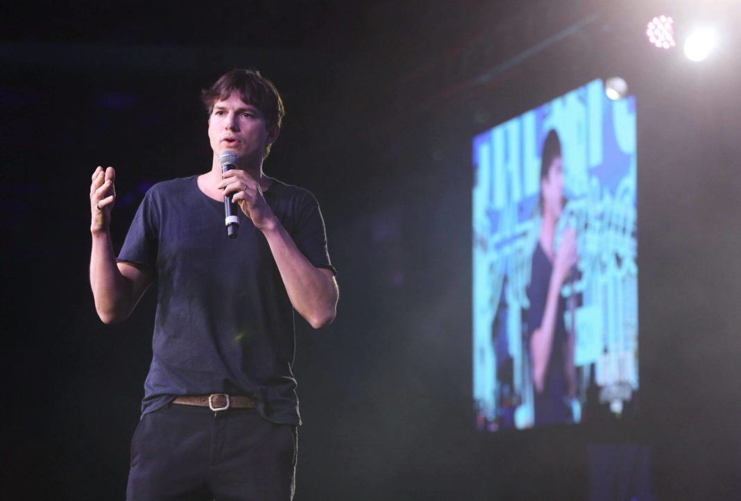 Healthstories Η μάχη του Ashton Kutcher με μία σπάνια νόσο - δεν άκουγε, δεν έβλεπε και δεν περπατούσε