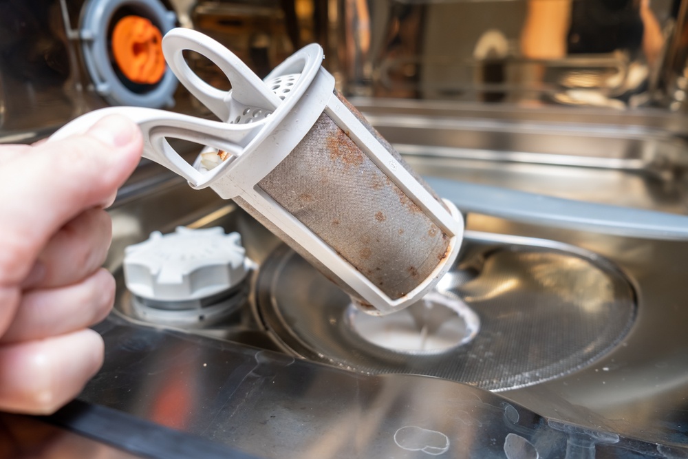 Healthstories Πώς να καθαρίσετε το πλυντήριο πιάτων για να μην μυρίζουν άσχημα τα πιάτα