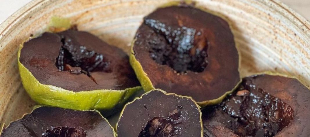 Το τροπικό φρούτο που έγινε viral στο Tiktok επειδή μοιάζει με σοκολάτα
