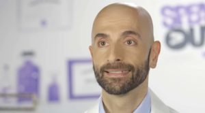 Δρ. Δημήτρης Δασκαλάκης: Ποιος είναι ο αντισυμβατικός γιατρός, που ρίχνεται στη «μάχη» κατά της ευλογιάς των πιθήκων