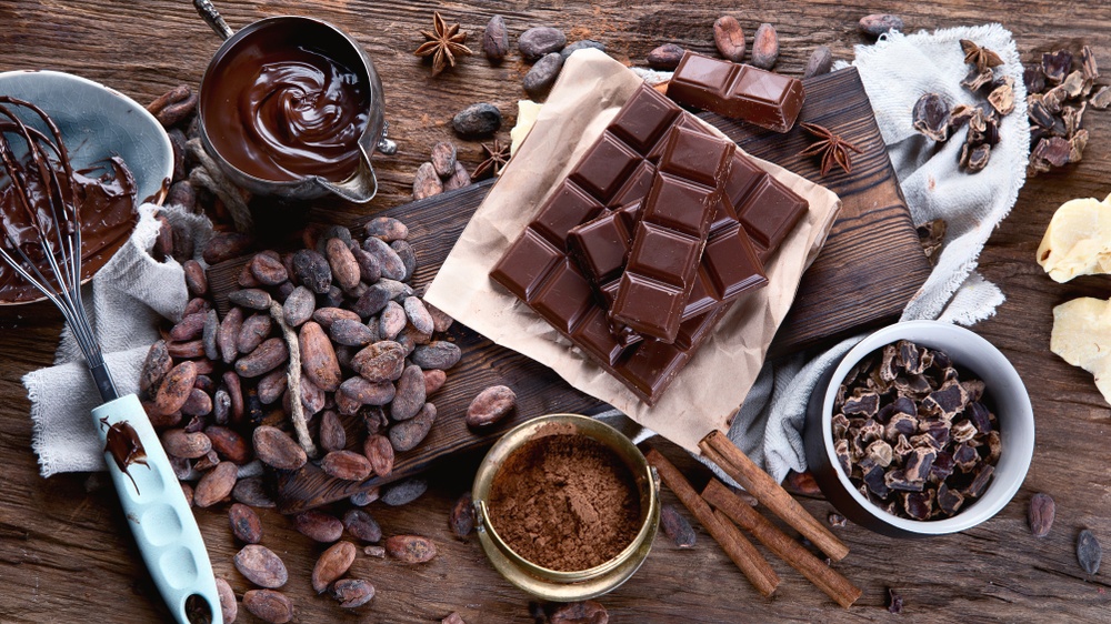 Η σοκολάτα μπορεί να κάνει κάποιον πιο χαρούμενο αλλά όχι πιο έξυπνο - Τι έδειξε νέα έρευνα