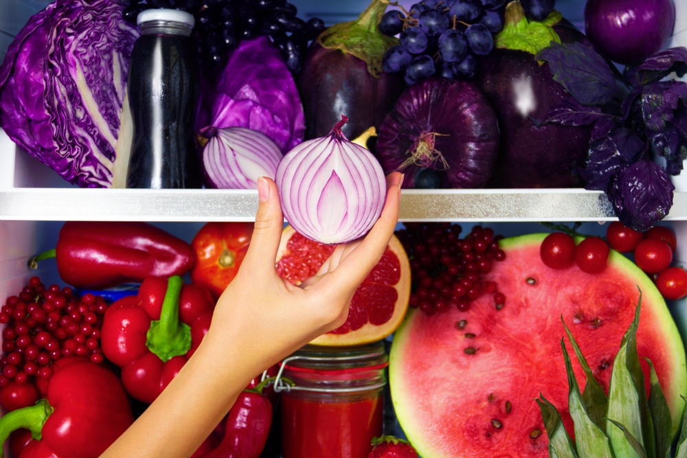 Πρέπει να βάλετε στο ψυγείο τα κρεμμύδια; Πώς να τα αποθηκεύσετε για μέγιστη φρεσκάδα χωρίς φύτρες