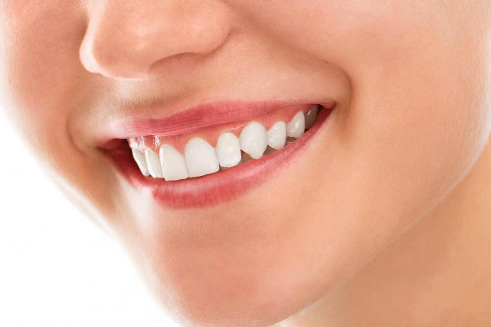 4 απίθανα μυστικά για να φαίνονται τα δόντια σου πιο λευκά!