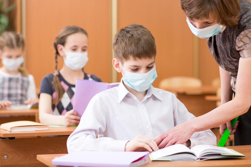 Επιστροφή της μάσκας στα σχολεία ζητούν οι παιδίατροι - Επιστολή σε Θ. Πλεύρη