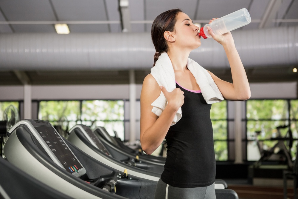 Πρέπει να πίνουμε νερό όταν γυμναζόμαστε;