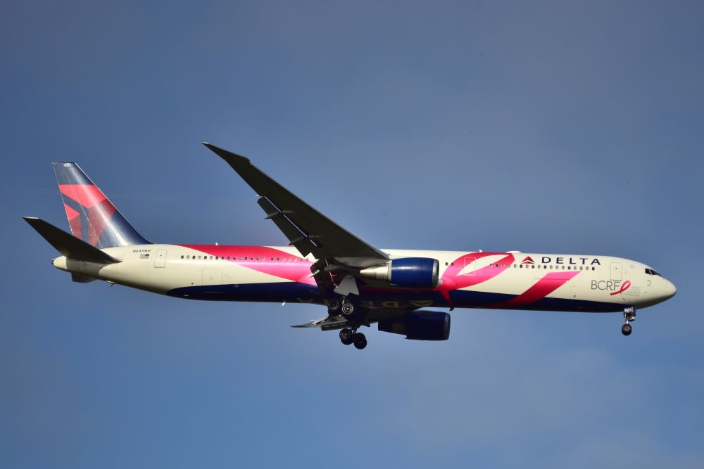Healthstories To pink plane στον Αττικό ουρανό - Το θρυλικό αεροπλάνο που έχει ταχθεί στη μάχη κατά του καρκίνου του μαστού