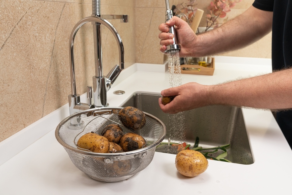 Healthstories Μυστικά για να καθαρίσετε τις πατάτες πριν το μαγείρεμα και να έχετε το κεφάλι σας ήσυχο