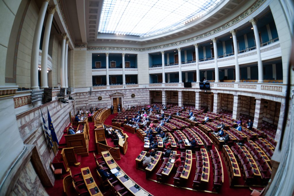 Βουλή: Ψηφίστηκε το νομοσχέδιο για τη δευτεροβάθμια περίθαλψη - Τι αλλάζει για τους γιατρούς του ΕΣΥ