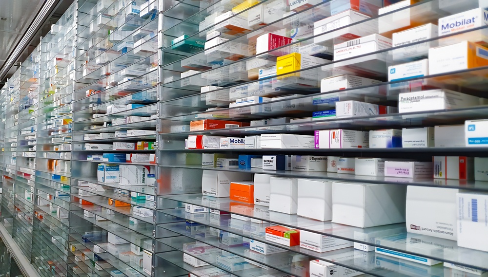 Παρέμβαση Πλεύρη για τις ελλείψεις στα φάρμακα - Με ανάκληση άδειας λειτουργίας κινδυνεύουν οι φαρμακαποθήκες