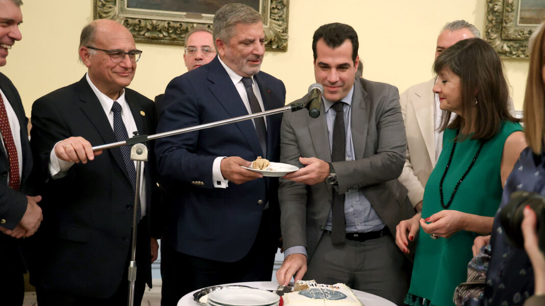 ΙΣΑ: Με τη συμμετοχή της πολιτικής ηγεσίας του υπουργείου Υγείας, πραγματοποιήθηκε η κοπή της πίτας