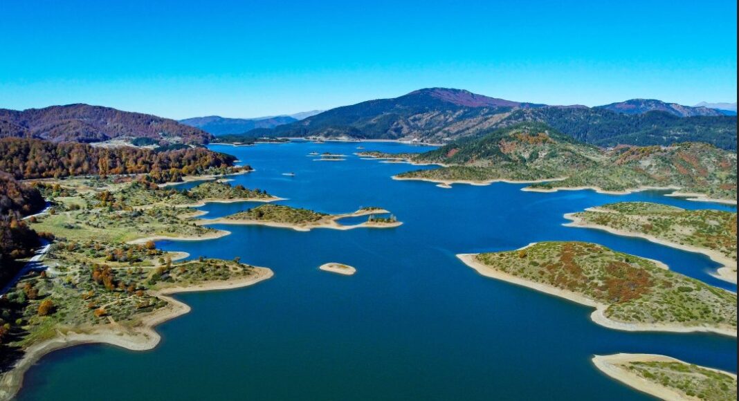 Πού βρίσκεται η πιο ορεινή λίμνη της Ελλάδας με τη σπάνια ομορφιά