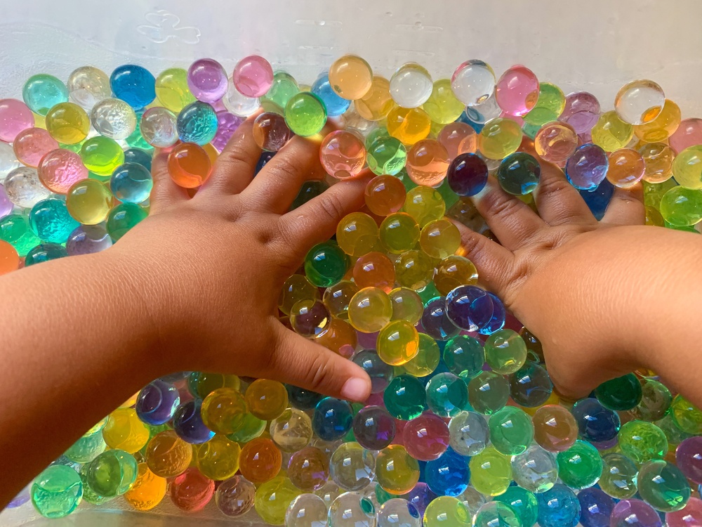 Healthstories Χάντρες νερού Πώς αυτές οι πολύχρωμες σφαίρες μπορεί να είναι επικίνδυνες για τα μικρά παιδιά