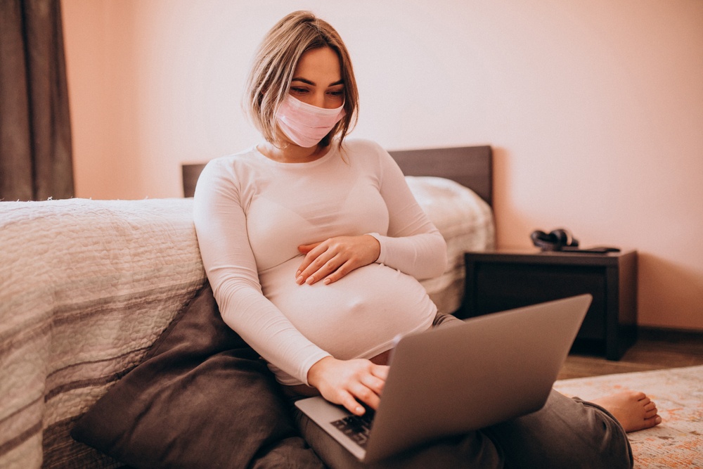 Ο κορονοϊός κατά την εγκυμοσύνη συνδέεται με μεγαλύτερο κίνδυνο νευροαναπτυξιακών διαταραχών στα βρέφη
