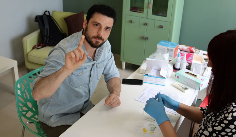 Ο Βασίλης Μπισμπίκης, ο Γιώργος Καραμίχος και ο Σπύρος Χατζηαγγελάκης επισκέφτηκαν το Κέντρο Πρόληψης & Σεξουαλικής Υγείας Athens Checkpoint και έκαναν τεστ για τον HIV