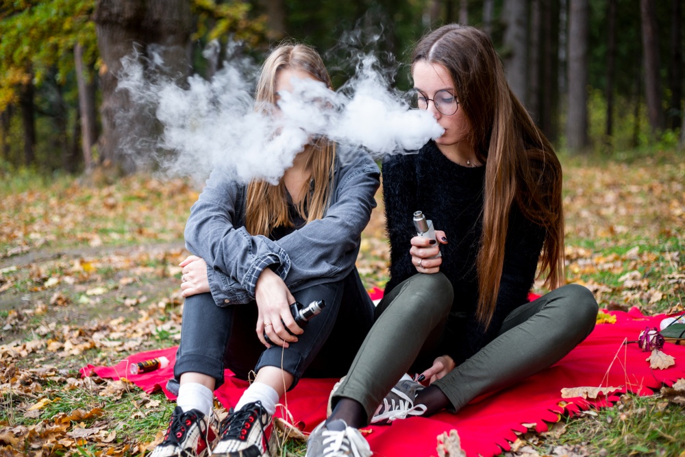 ΚάπνισμαΤο ηλεκτρονικό τσιγάρο προτιμούν οι έφηβοι και κυρίως τα κορίτσια.jpg