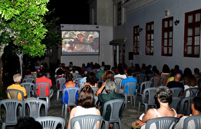 Ο μαγικός κόσμος της 7ης Τέχνης «ταξιδεύει» με τον κινητό δημοτικό κινηματογράφο στις γειτονιές της Πάτρας