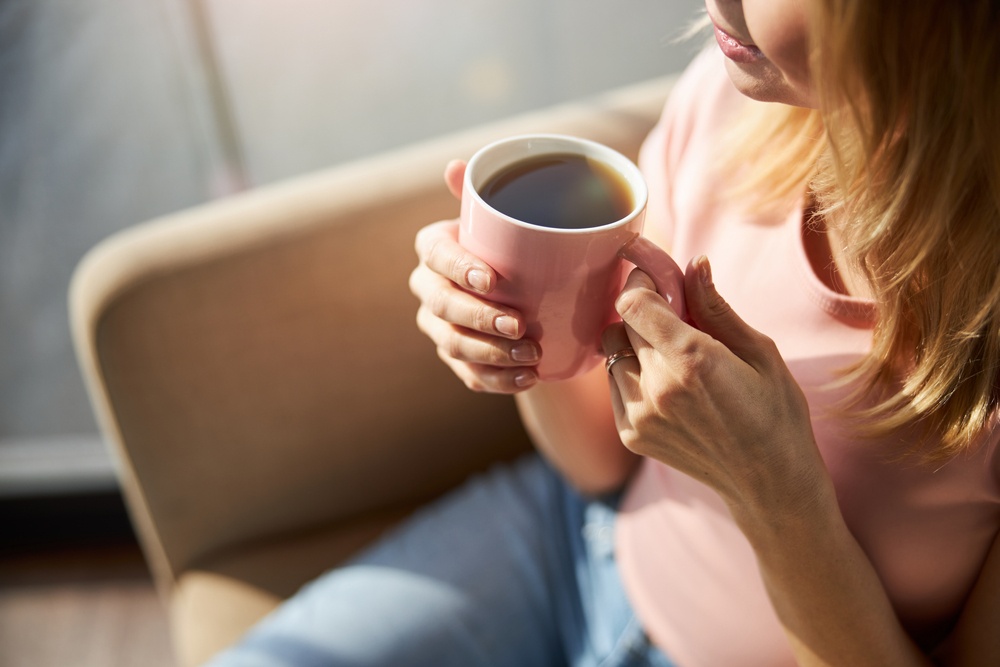 Πίνετε καφέ με άδειο στομάχι; 3+1 λόγοι να σταματήσετε τώρα