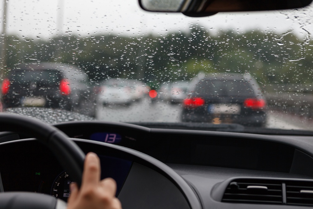Τι πρέπει να προσέχουμε όταν οδηγούμε υπό βροχή