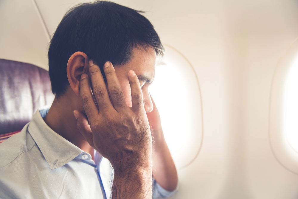Γιατί βουλώνουν τα αυτιά στο αεροπλάνο - Μυστικά για να αποφύγετε τον πόνο