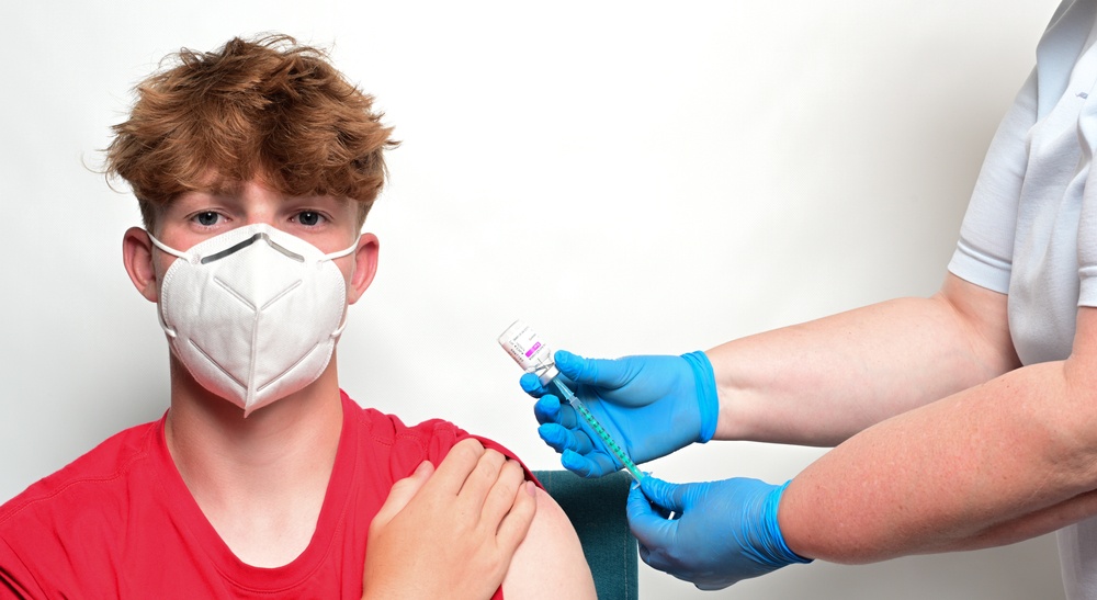 Γιατί οι Βρετανοί συστήνουν καθυστέρηση στους εμβολιασμούς των παιδιών κάτω των 16 ετών