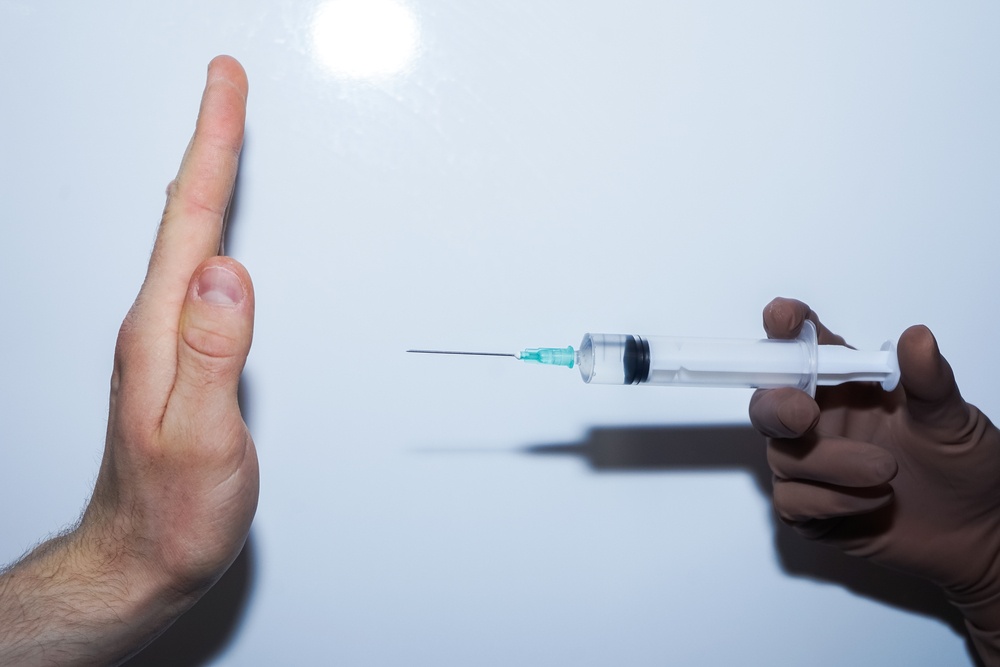 Πρόστιμο 3.000 ευρώ σε γιατρό για παρακίνηση πολιτών να μην εμβολιαστούν