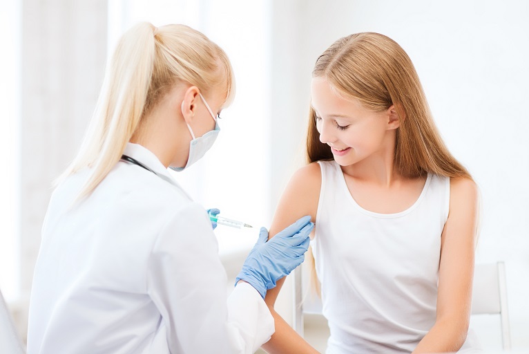 Μέσα στη βδομάδα η έγκριση για τον εμβολιασμό των εφήβων 15-17 ετών