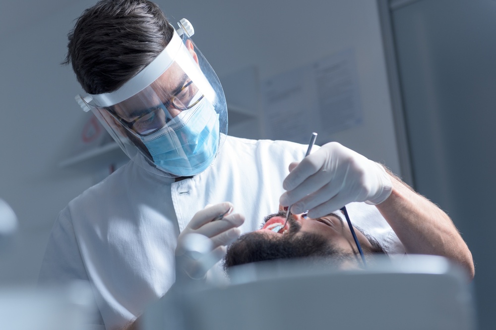 Οδοντοτεχνίτης έκανε οδοντιατρικές πράξεις στην Ηλιούπολη - Στον εισαγγελέα μετά από καταγγελία