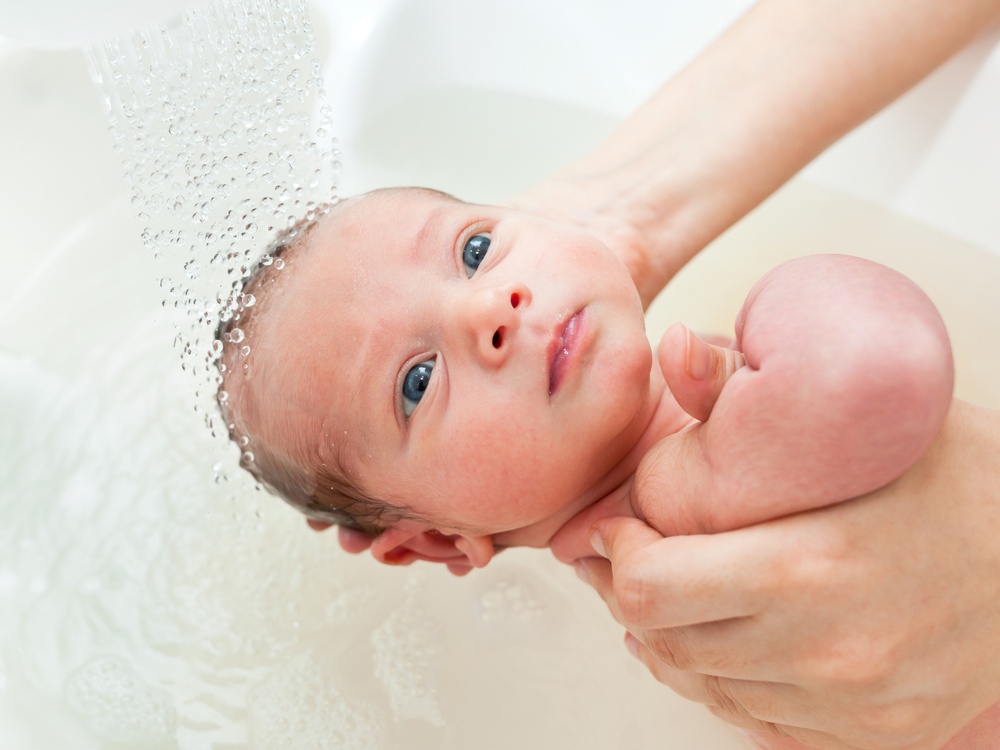 Healthstories-Τα πρώτα μπάνια του νεογέννητου - Αντιφατικά στοιχεία μπερδεύουν τους γονείς