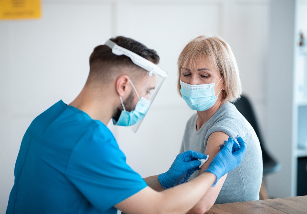 Εμβολιασμένοι: Ο λόγος που νοσηλεύονται με COVID-19