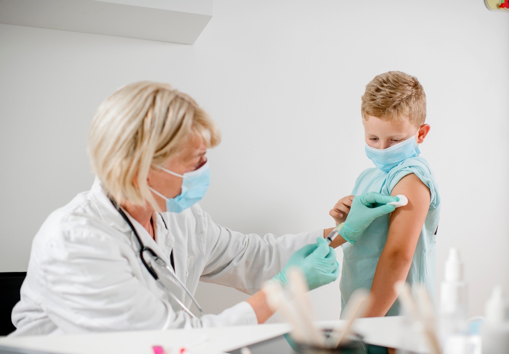 Εμβολιασμός κατά COVID-19 στα παιδιά : Περιορίζει σημαντικά τον κίνδυνο μόλυνσης