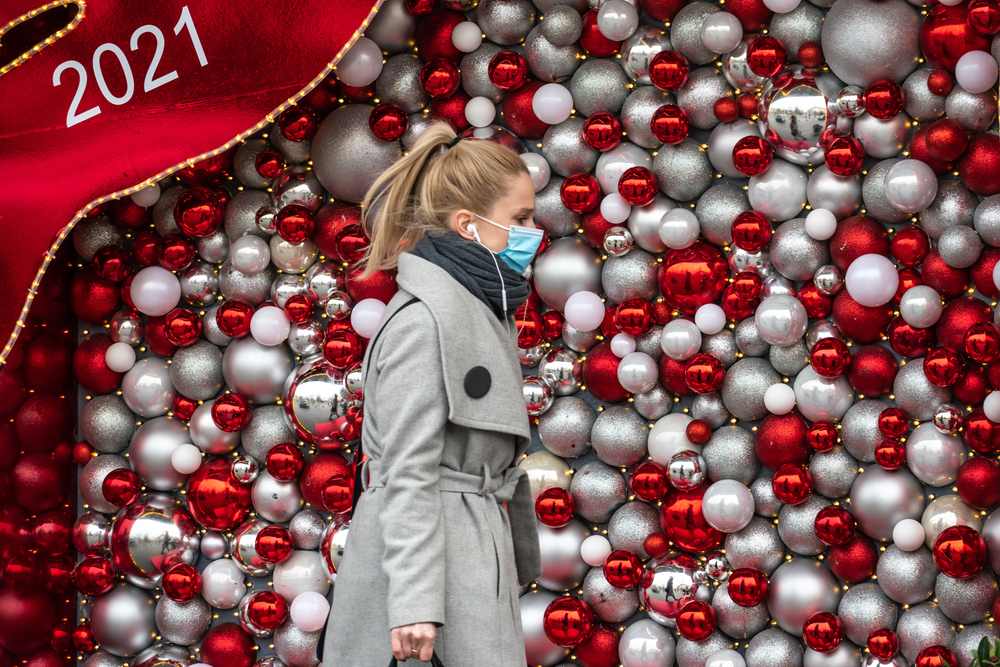 Η Ευρώπη εξετάζει την επιβολή περιορισμών για τα Χριστούγεννα λόγω της Όμικρον