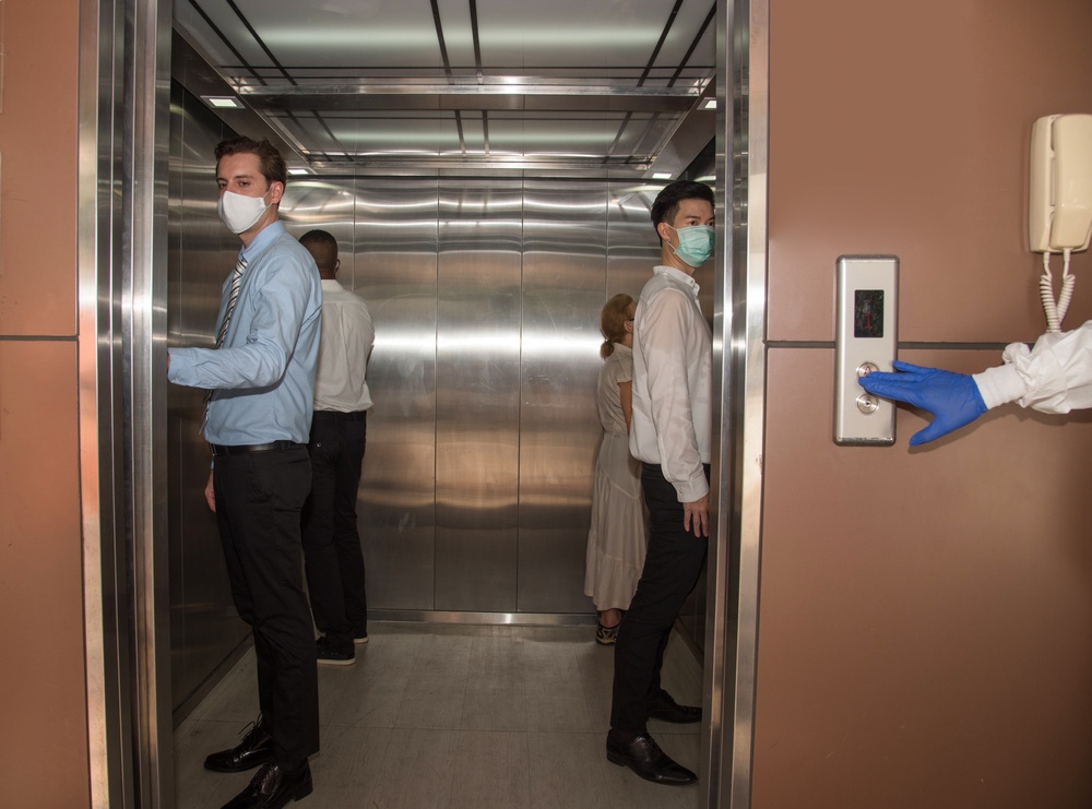 Οι πιθανότητες μετάδοσης του κορωνοϊού στα ασανσέρ των ξενοδοχείων