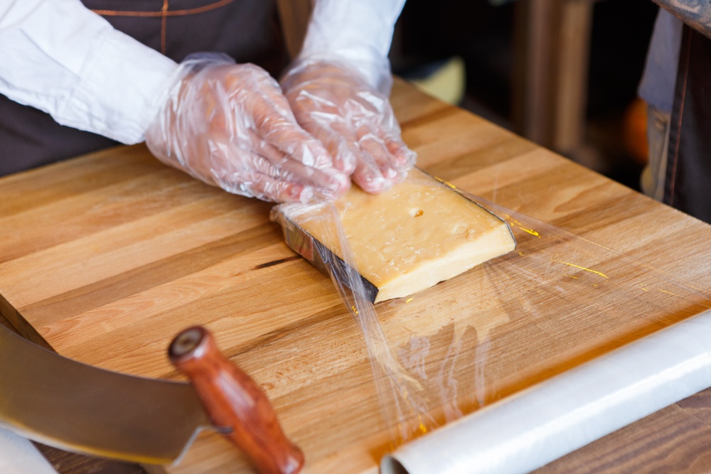 Τυρί Να γιατί δεν πρέπει ποτέ να το διατηρείτε με τη μεμβράνη περιτυλίγματος
