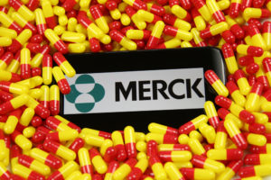 Καθηγητής Ευ. Μανωλόπουλος: «Καμένο χαρτί» το χάπι της Merck για την COVID-19 - Τι θα ισχύσει για τις εγκύους