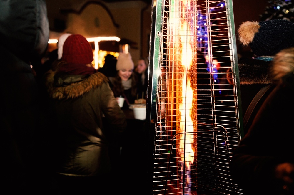 Αυτή η γαλλική πόλη απαγορεύει τις εξωτερικές θερμάστρες στα εστιατόρια και τα καφέ το χειμώνα