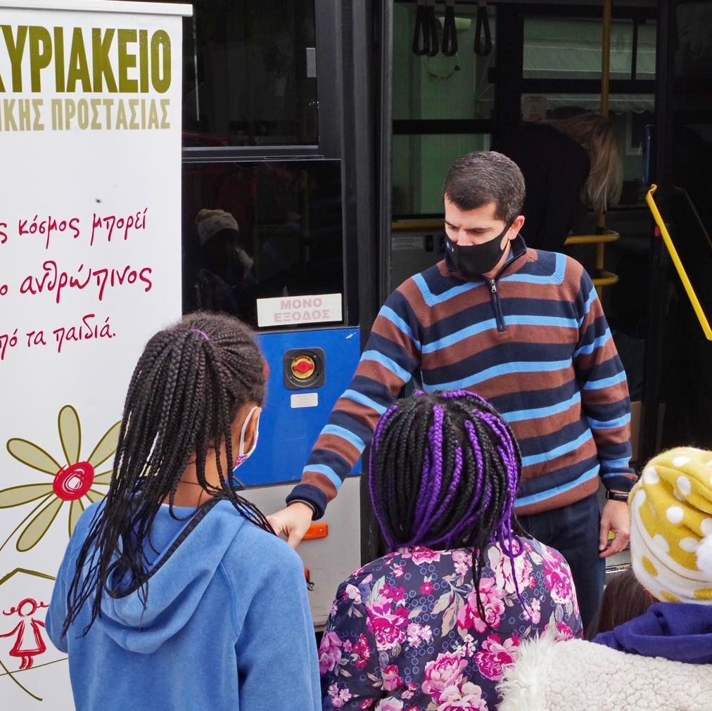 Με το λεωφορείο της ΟΣΥ τα δώρα του Άι Βασίλη - Μια διαδρομή αγάπης για τα παιδιά