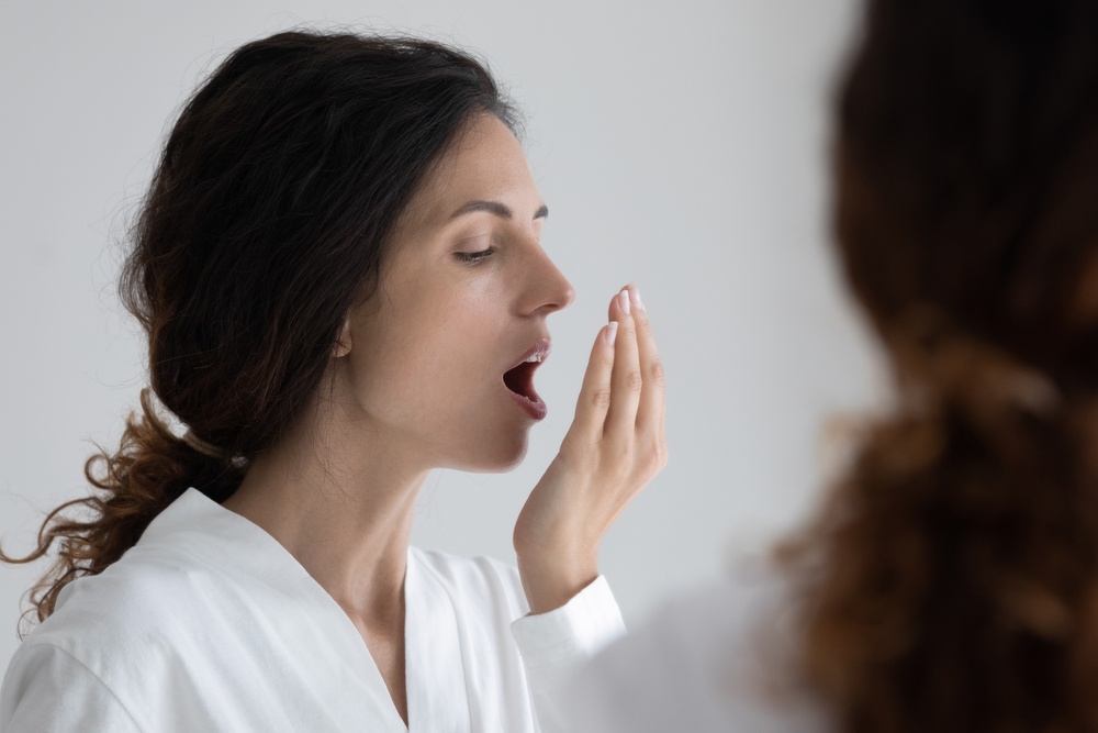 Κακοσμία στόματος: Οδοντίατροι μοιράζονται τις αιτίες αλλά και τις λύσεις για τη δυσάρεστη αναπνοή