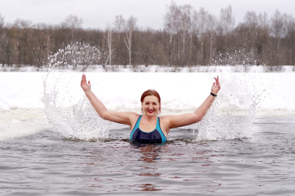 Χειμερινή κολύμβηση: Οφέλη και κίνδυνοι για την υγεία
