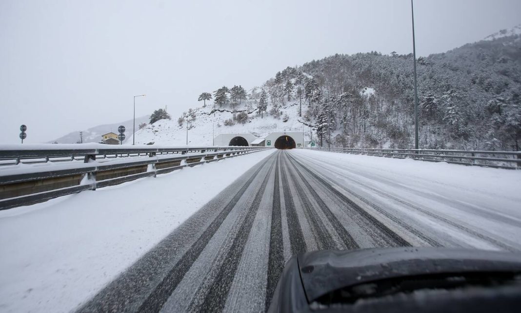 Ήπειρος: Κλειστή η Εγνατία οδός για βαρέα οχήματα λόγω χιονοπτώσεων