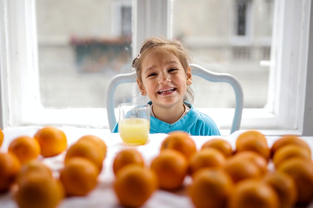 Χυμός, κομπόστα ή φρέσκα φρούτα είναι η καλύτερη επιλογή για να πάρει βιταμίνες το παιδί μου;