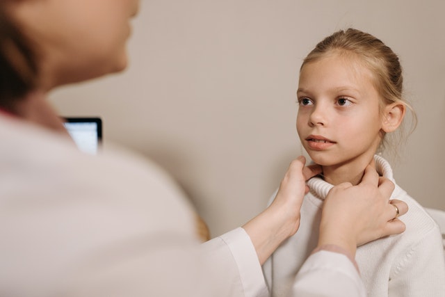 Παιδικός καρκίνος θυρεοειδούς: Ποια είναι τα πρώτα συμπτώματα